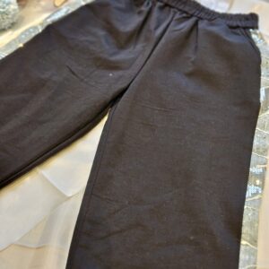 Spodnie dziewczęce z kieszeniami i paskiem – czarne