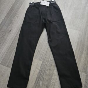 Czarne spodnie klasyczne – do szkoły i na okazje