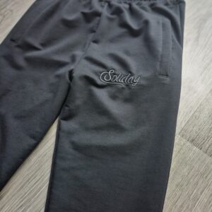 Granatowe spodnie dresowe młodzieżowe – wygodne na co dzień