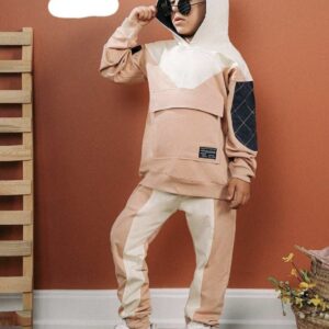 Beżowy komplet chłopięcy – bluza z kieszenią i spodnie wiązane w pasie