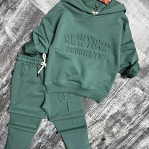 Zielony dres chłopięcy z wypukłym napisem