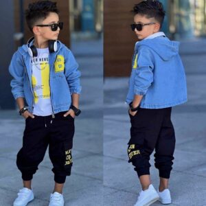 3-częściowy komplet chłopięcy – jeansowa kurtka, bluza z napisami i czarne spodnie