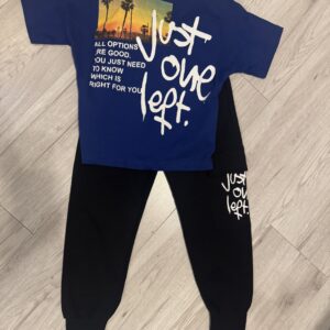 Granatowy komplet chłopięcy – koszulka z napisami i czarne spodnie
