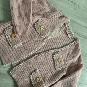 Sweter dziewczęcy z perełkami – pudrowy róż