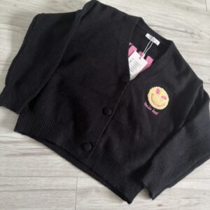 Czarny sweter zapinany na guziki z napisem