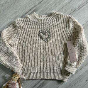 Ciepły sweter dziewczęcy z sercem – beżowy