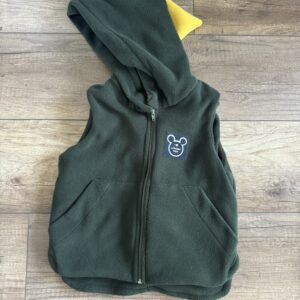 Zielona kamizelka polarowa z kapturem Dino – przedłużany tył