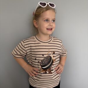 Beżowa koszulka w paski z motywem ciastka