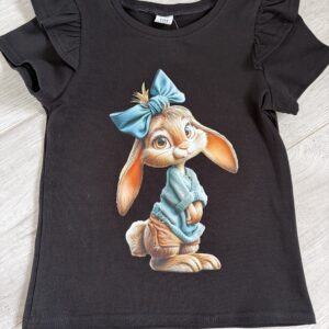 Czarna koszulka z króliczkiem – ozdobne rękawki