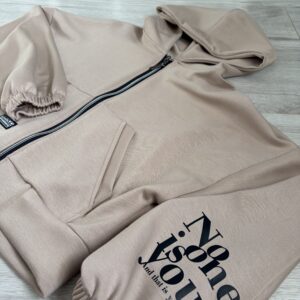 Bluza zapinana na zamek z kieszeniami i napisem