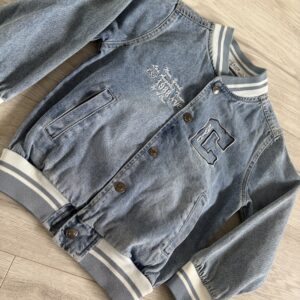 Jeansowa kurtka bomberka chłopięca na guziki