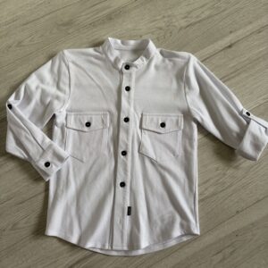 Biała koszula na stójce zapinana na guziki – rękawy z opcją podwinięcia