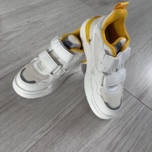 Białe buty sportowe chłopięce z żółtymi dodatkami – na rzepy