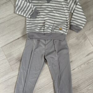 Szary dres chłopięcy w paski – bluzka + spodnie
