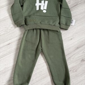 Ocieplany dres chłopięcy khaki z napisem – ciepły komplet