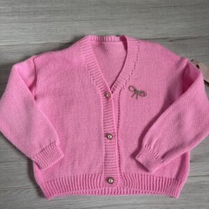 Różowy sweter dziewczęcy na guziki z kokardką (odpinana)