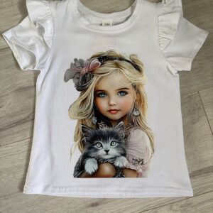 Biała koszulka dziewczęca z falbankami – lalka z kotkiem