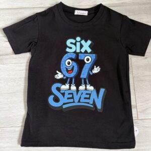 Czarna koszulka chłopięca „Six Seven” z nadrukiem