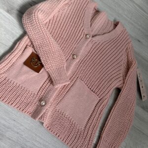Kardigan dziewczęcy pudrowy róż – sweterek z ozdobnymi guzikami