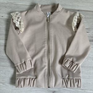 Beżowa bluza dziewczęca na zamek z ozdobną koronką