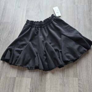 Czarna spódniczka dziewczęca falowana