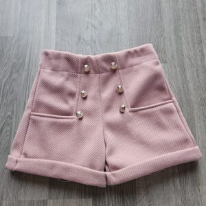 Różowe spodenki dziewczęce z ozdobnymi guziczkami