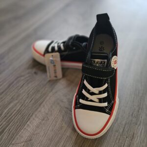 Czarne trampki chłopięce z czerwonym paskiem – sportowy styl