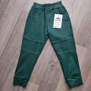 Zielone spodnie dziecięce – wygodny fason