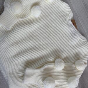 Ciepły sweter z pomponami