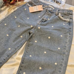 Jeansy dziewczęce z haftowanymi kwiatkami i koronką