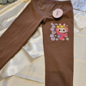 Brązowe legginsy dziewczęce z aplikacją Labubu