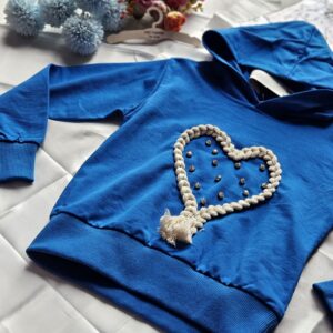 Niebieski dres dziewczęcy z ozdobnym sercem