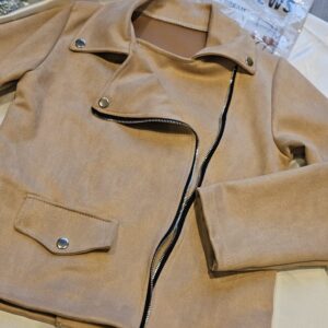 Beżowa kurtka zamszowa dziewczęca – modny fason