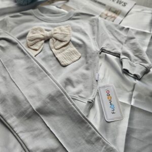 Uroczy dres w kolorze szarym z kokardą na bluzie