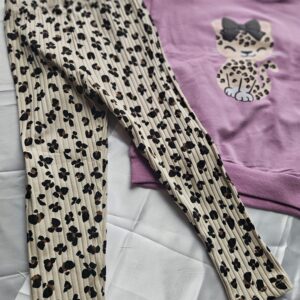 komplet składający się z bluzy oraz legginsów