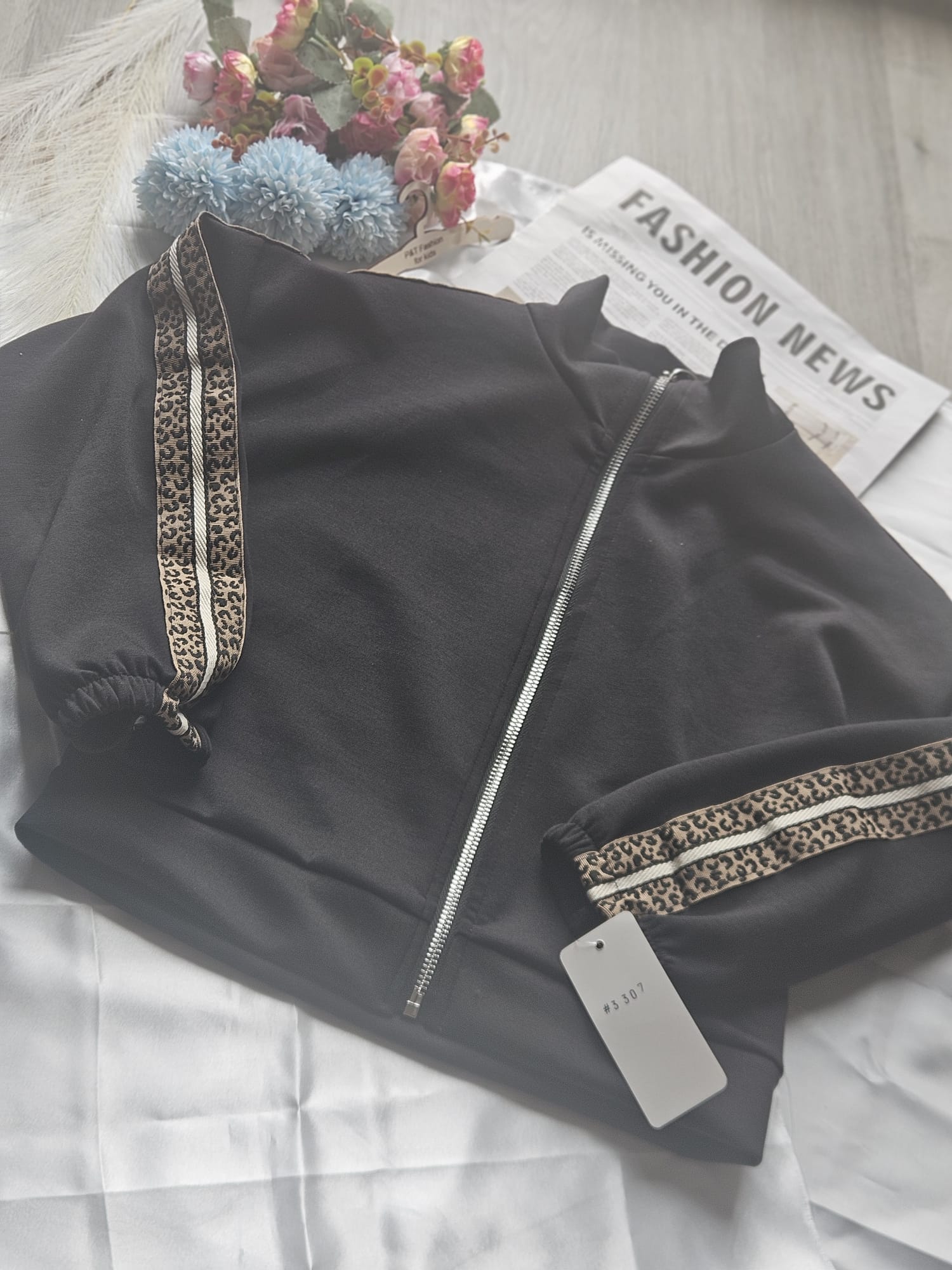 Stylowy czarny dres dziewczęcy - obrazek 5