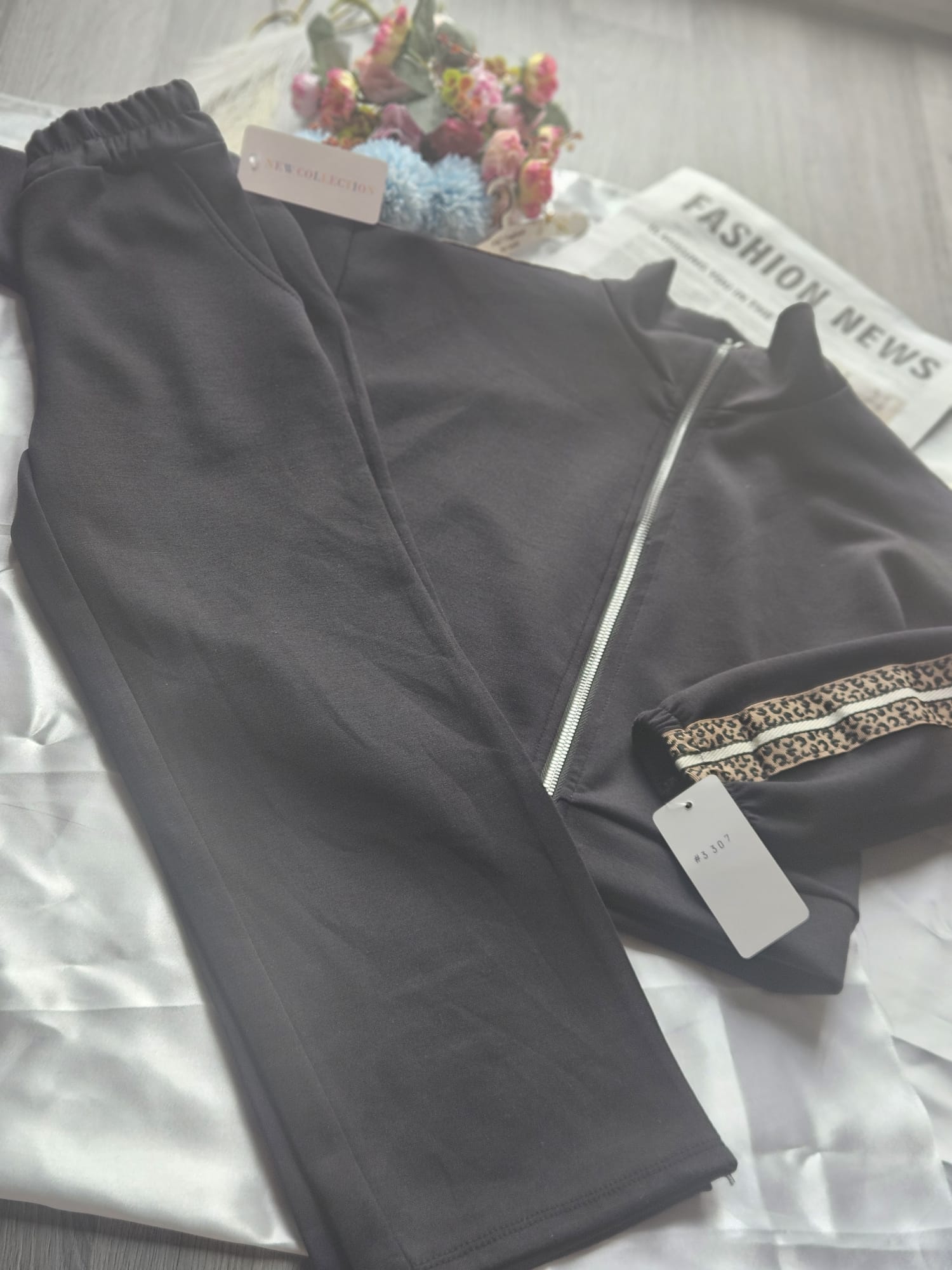 Stylowy czarny dres dziewczęcy - obrazek 2