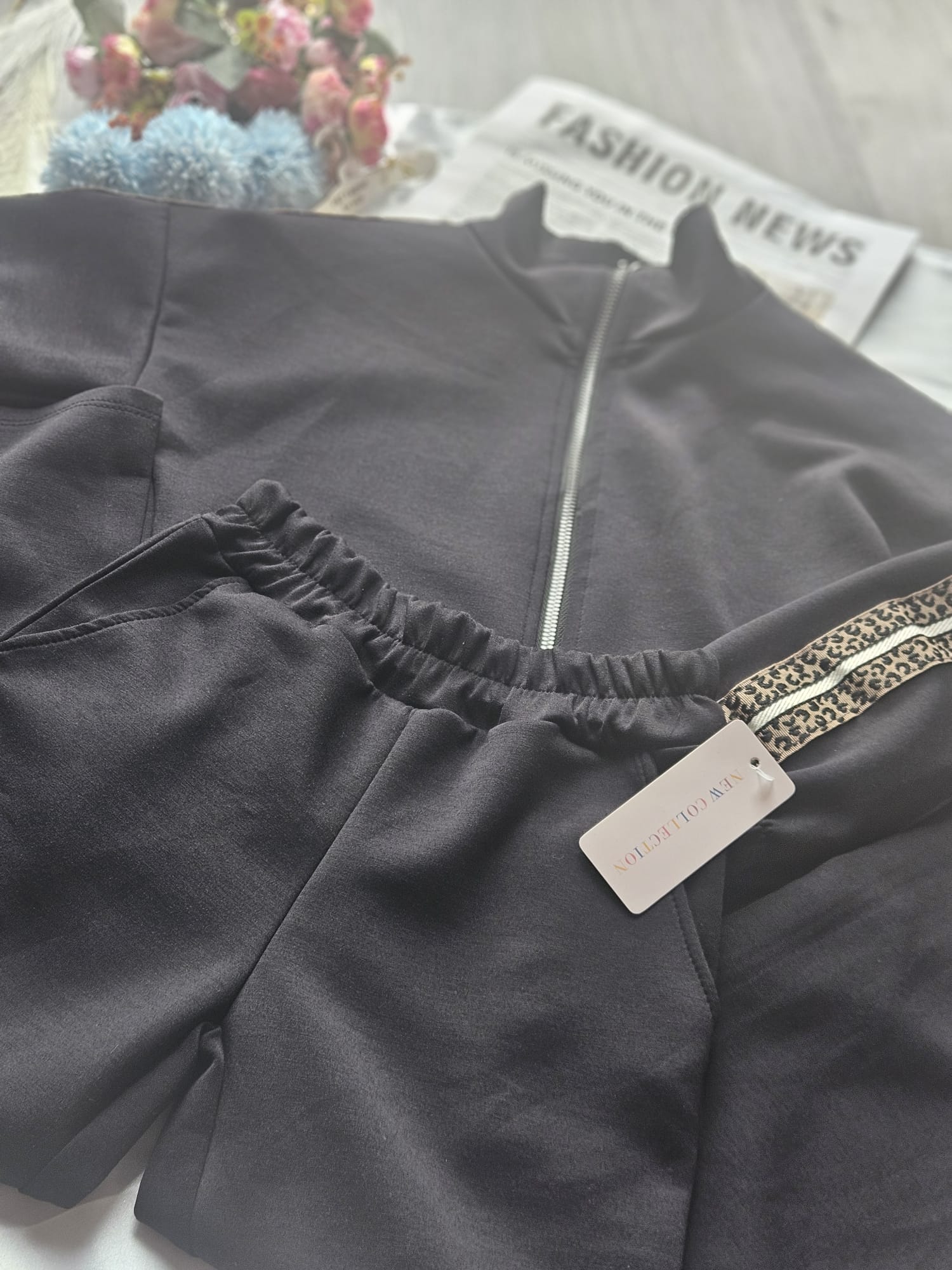 Stylowy czarny dres dziewczęcy - obrazek 3
