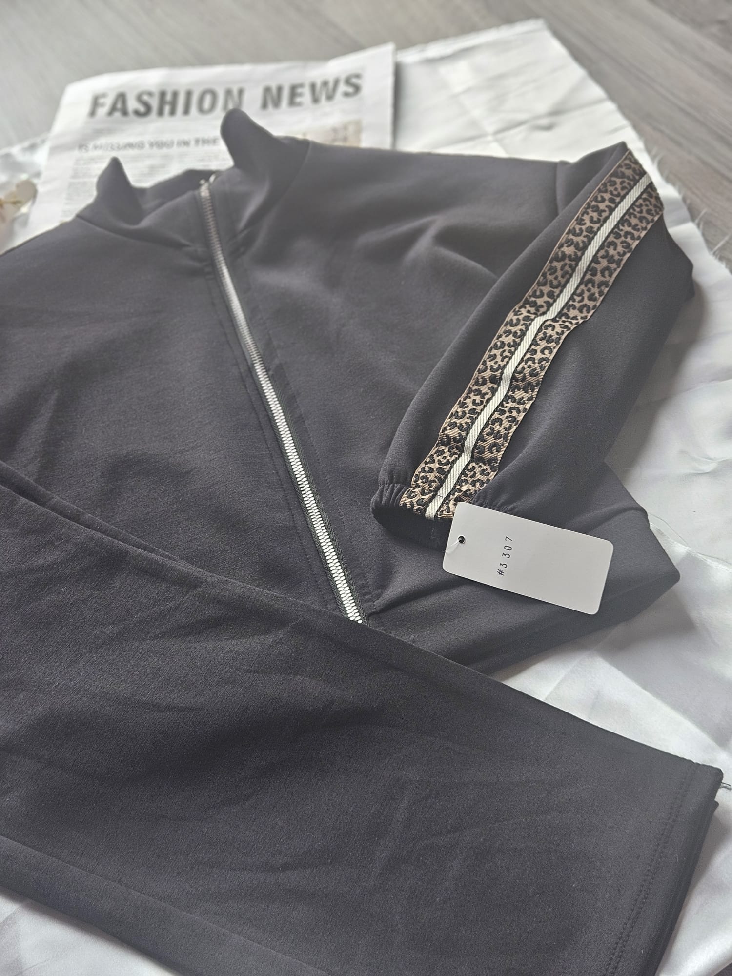 Stylowy czarny dres dziewczęcy - obrazek 4
